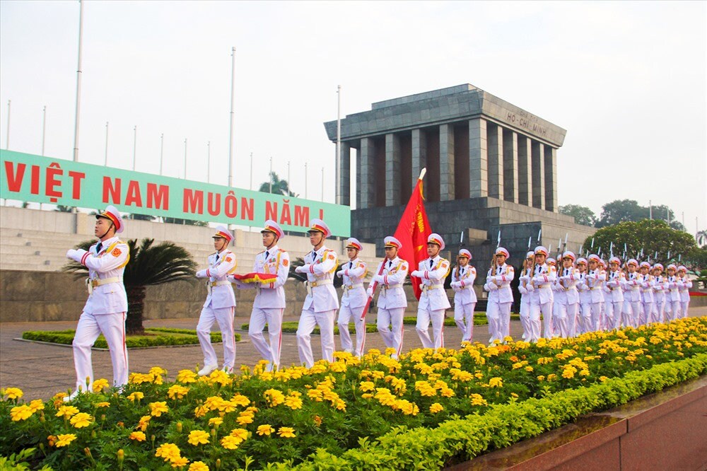The ceremony is organized daily, regardless of weather